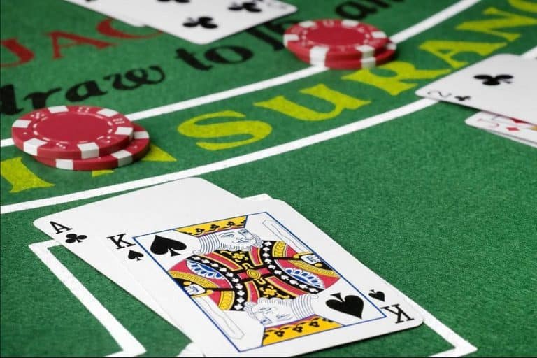 Pengguna membaca detail bonus klk21